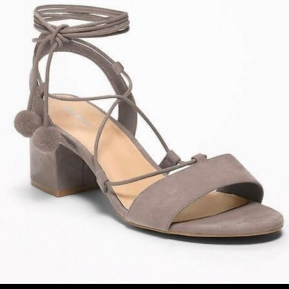 Old Navy Strappy Heels with PomPom Taupe Size 9 NWT